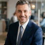 Портрет уверенного бизнесмена компании Форест Машинс на нейтральном фоне в студийном освещении